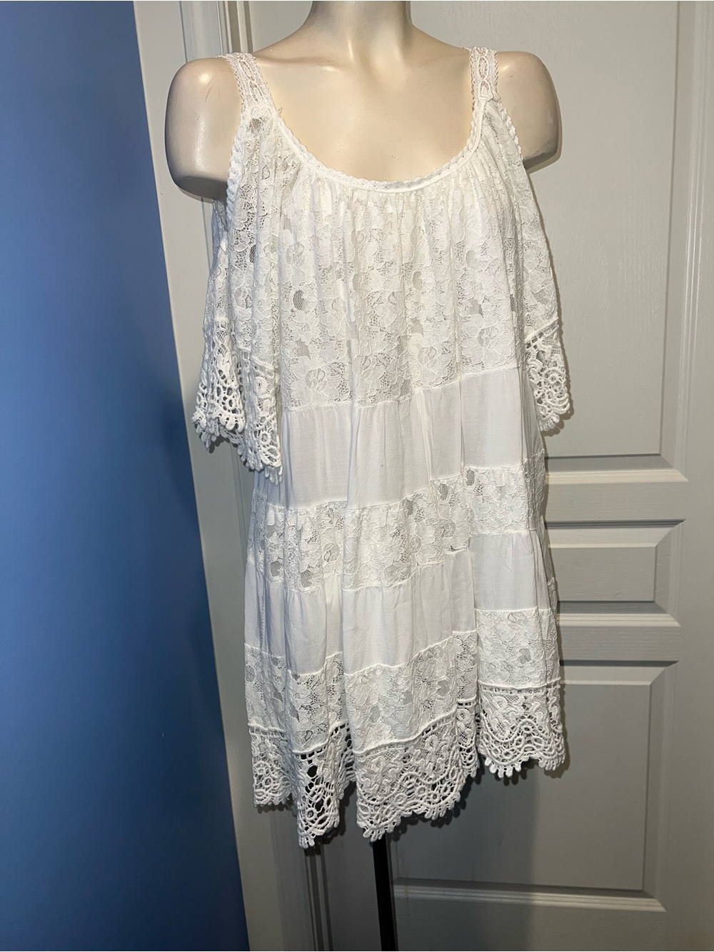 Z & L Made in Italy White off shoulder lace dress - Size L with tiny defect